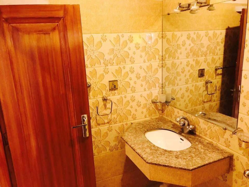 Pak Hotel Исламабад Екстериор снимка